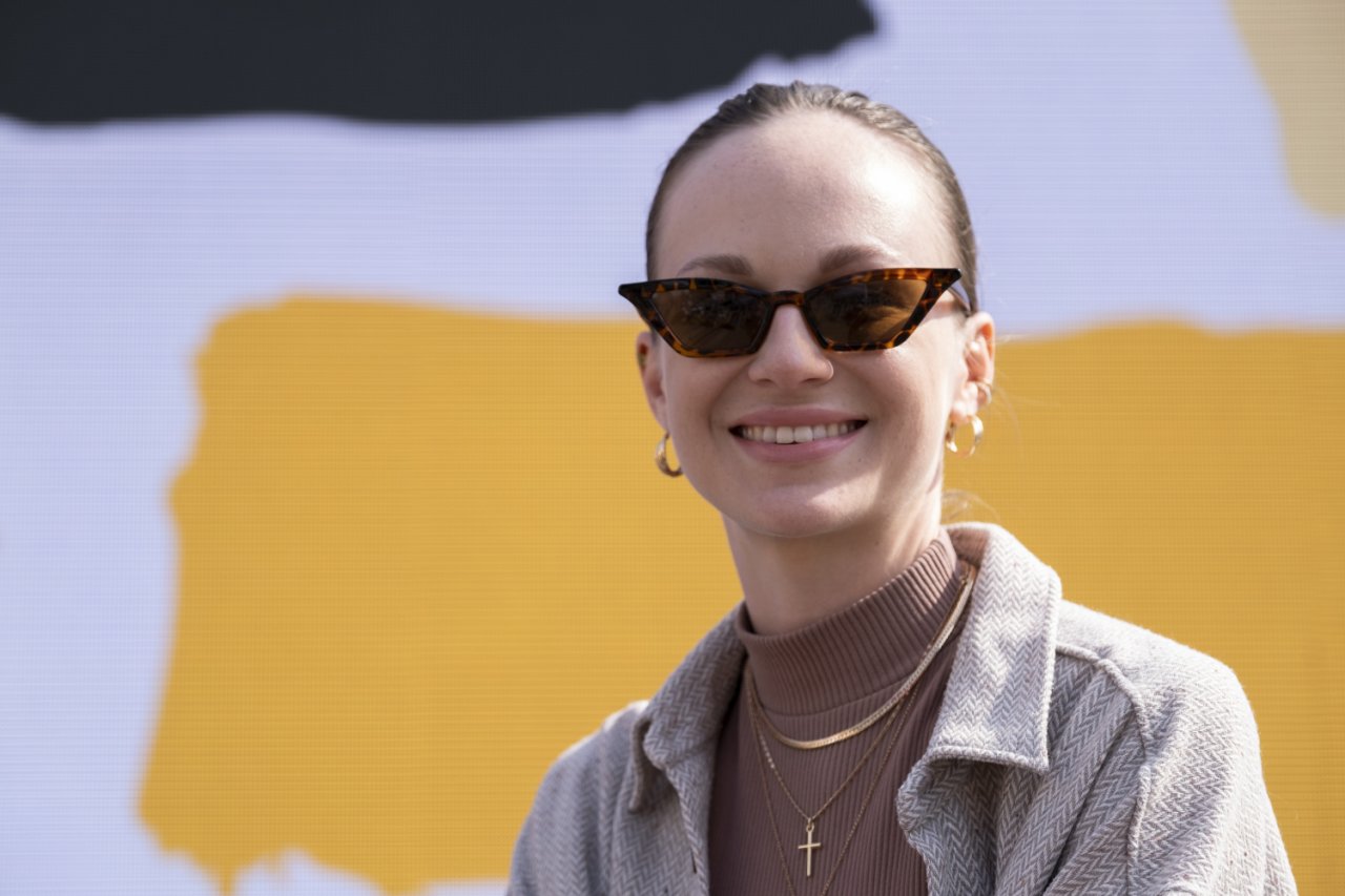 Aleksandra Adamska w ciemnych okularach