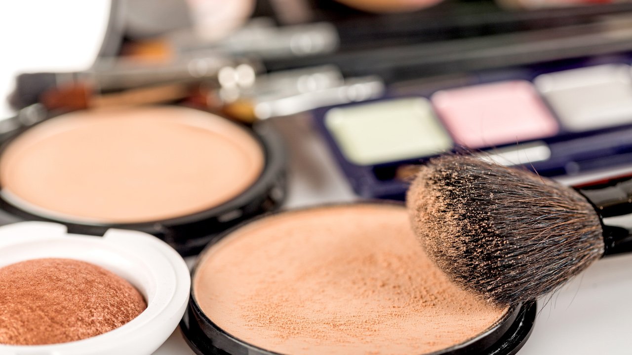 bronzer w kamieniu