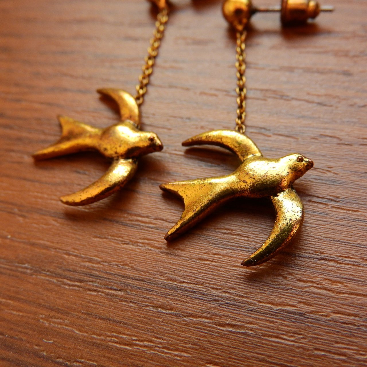 złote kolczyki w kształcie ptaków