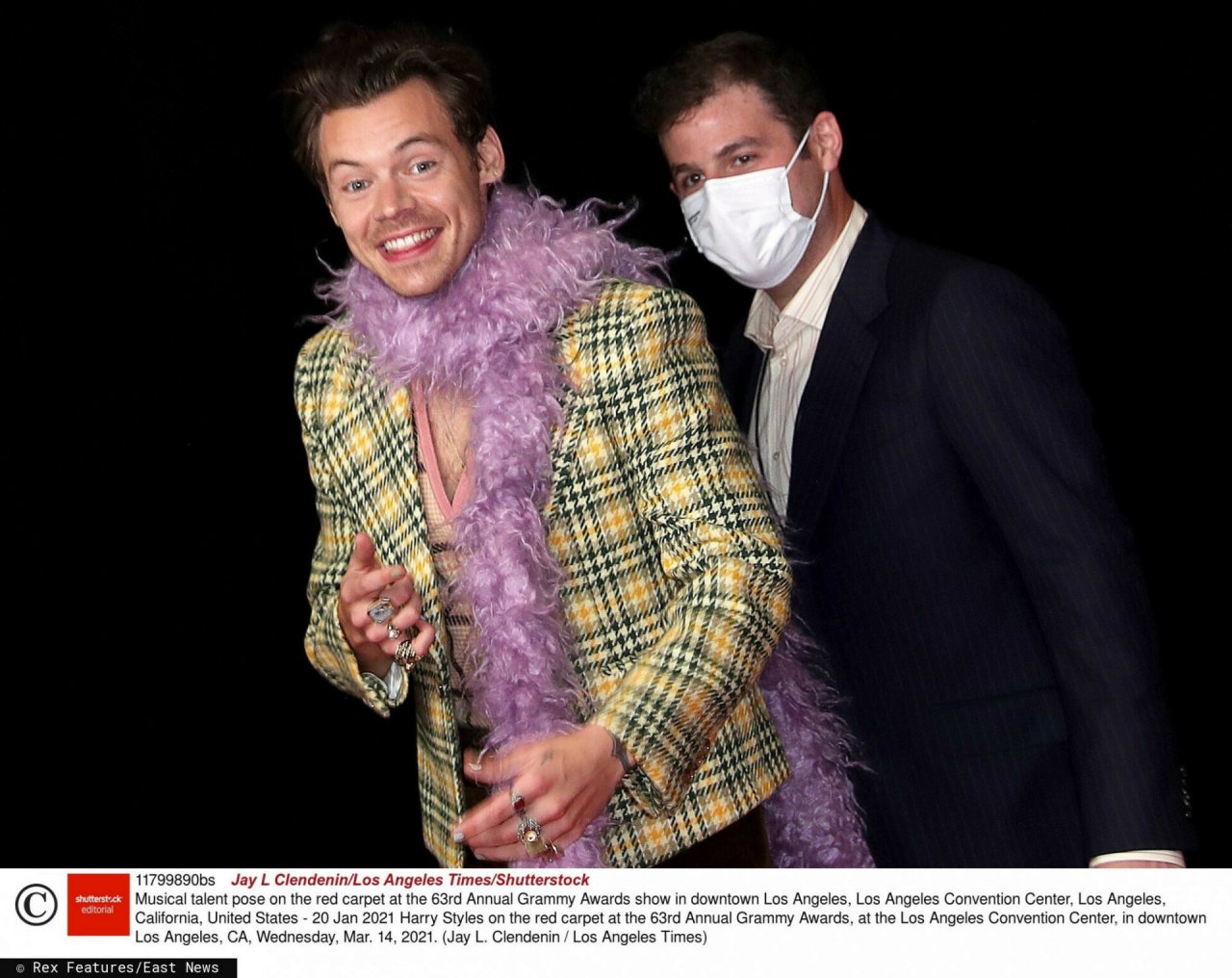 Harry Styles w lawendowym boa na rozdaniu Grammy