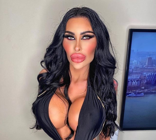 Tara Jayne w mocnym makijażu i koszulce z ogromnym dekoltem