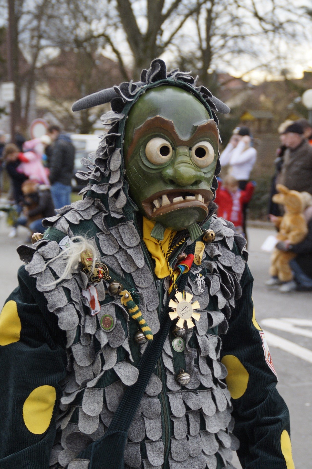 Straszna maska karnawałowa przedstawiająca potwora