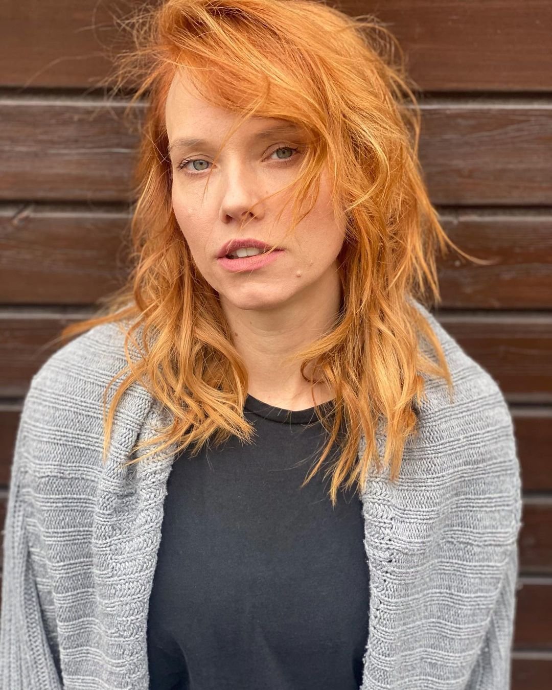 Roma Gąsiorowska w długich, rudych włosach i szarym sweterku