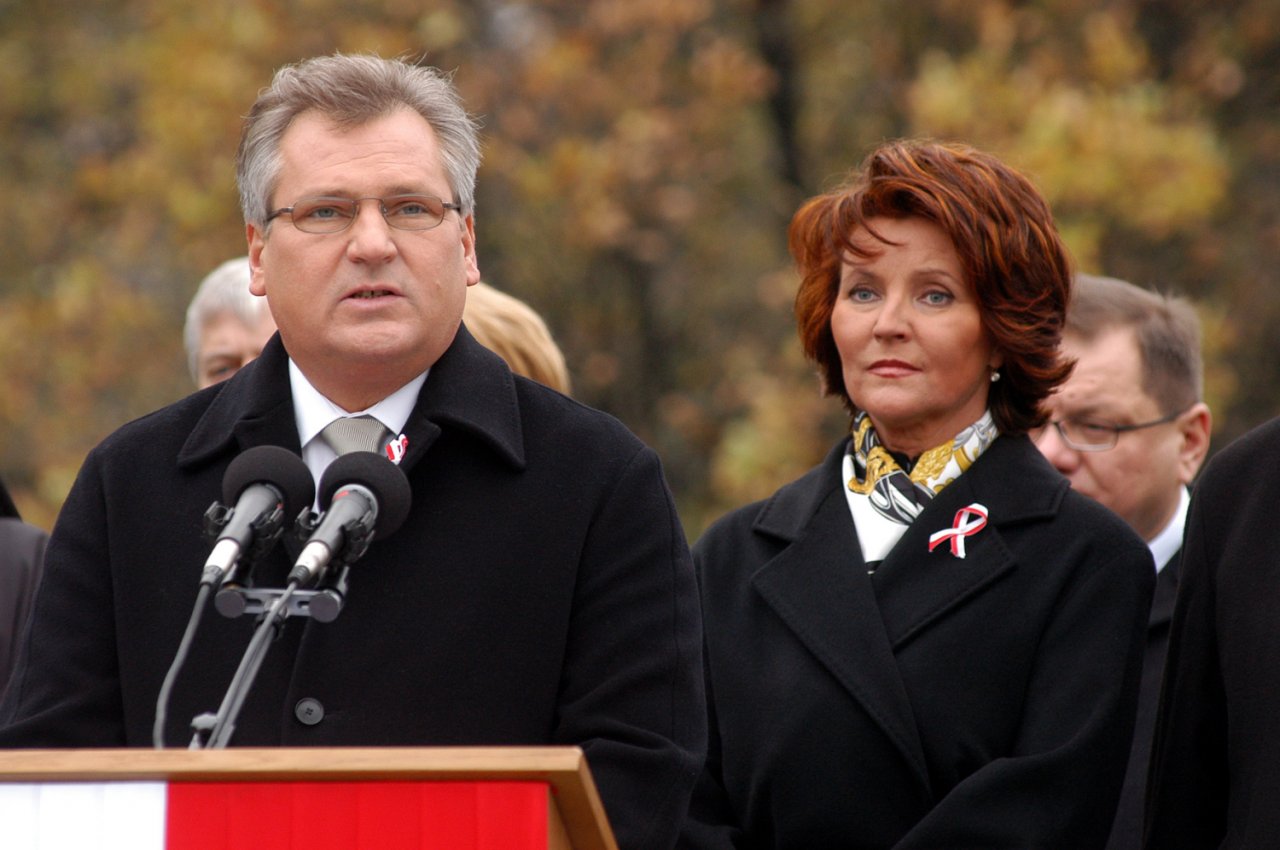 Aleksander Kwaśniewski ubrany na czarno i obok Jolanta Kwaśniewska ubrana na czarno