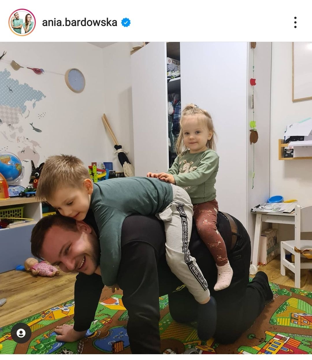 Mąż Ani Bardowskiej bawi się z ich dziećmi