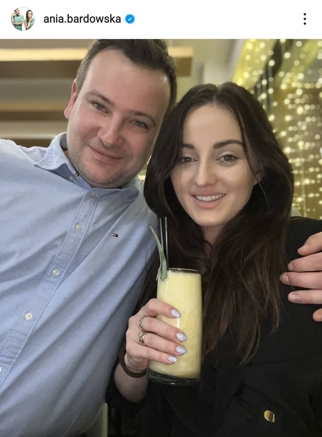 Ania Bardowska ubrana na czarno pozuje z mężem w jasnej koszuli