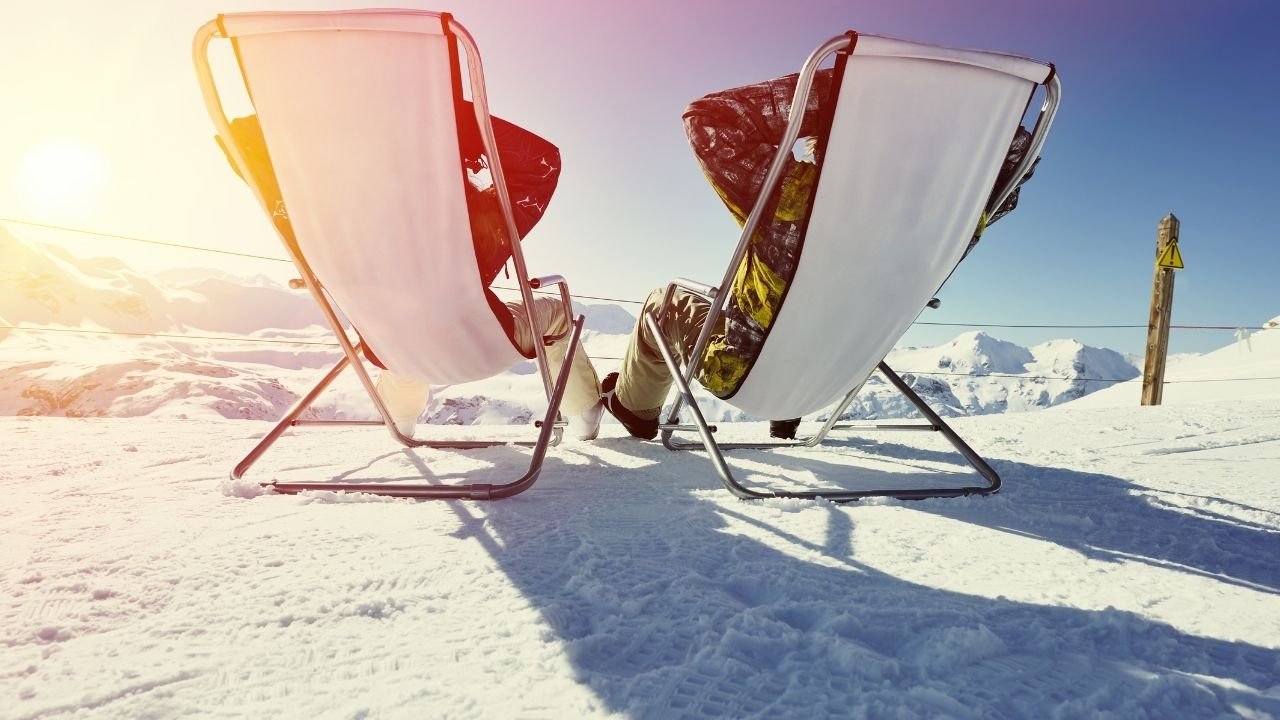 Narciarze odpoczywają na leżakach w stylu apres-ski