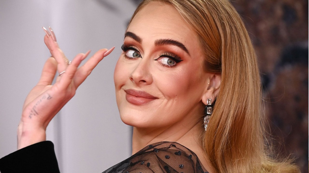 Zjawiskowa Adele w trzech sukniach na Brit Awards rozbiła bank. W mini wyglądała obłędnie!