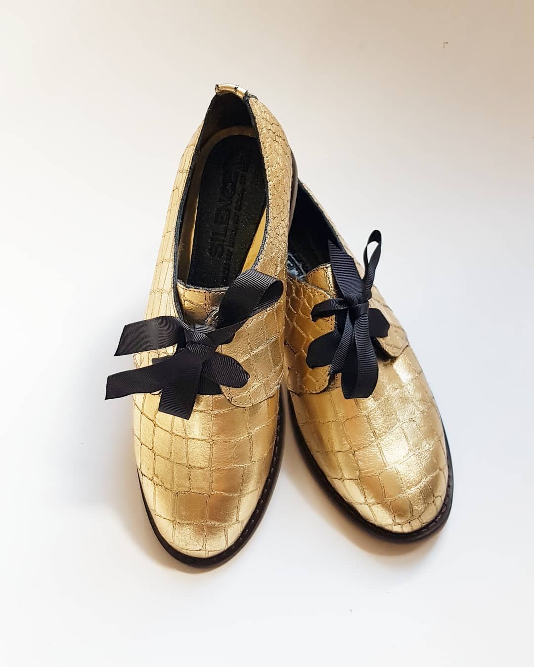 złote buty-jazzowki z czarnymi sznurówkami