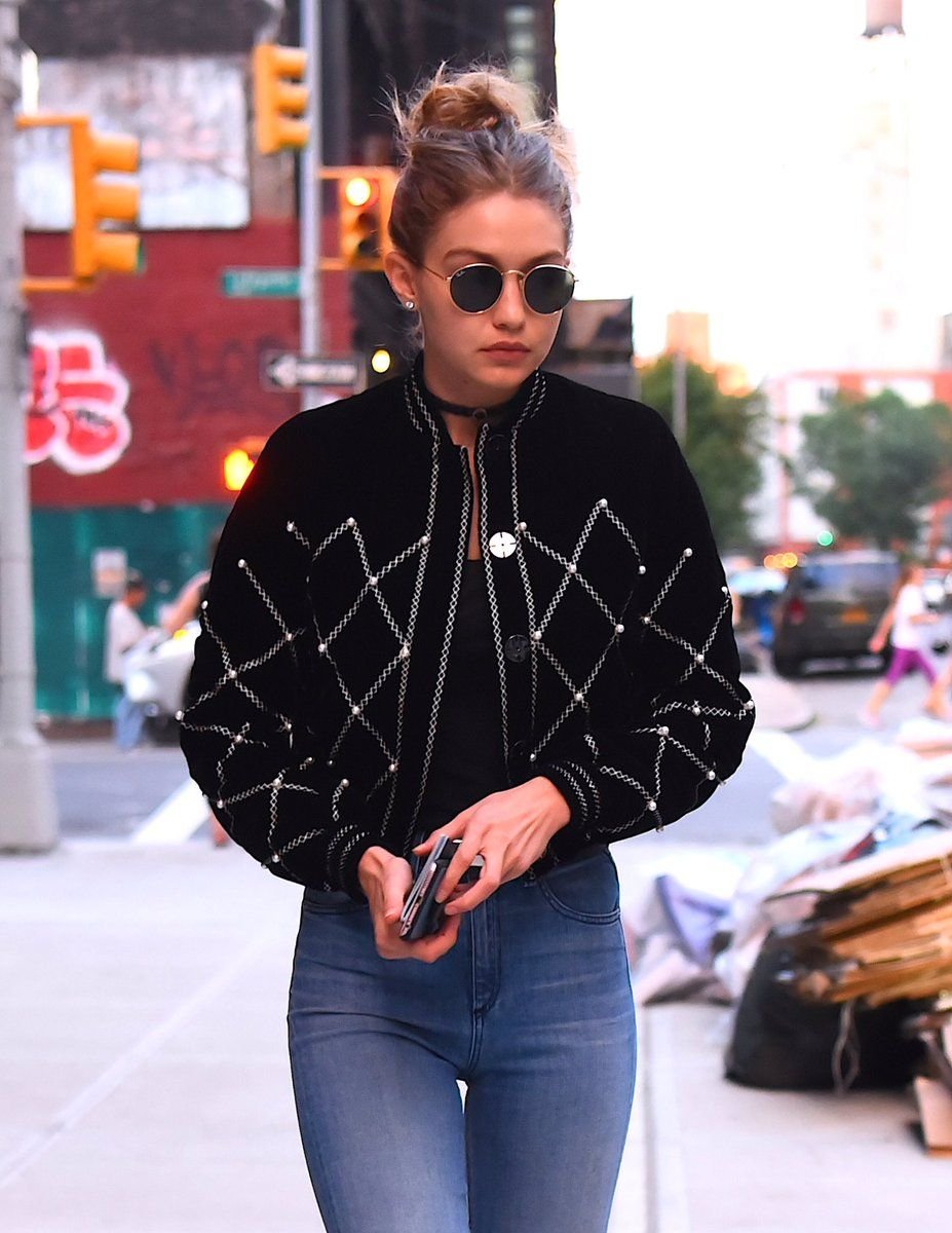 Gigi Hadid w czarnym chokerze, czarnej bamberce ze srebrnymi akcentami i okularach przeciwsłonecznych
