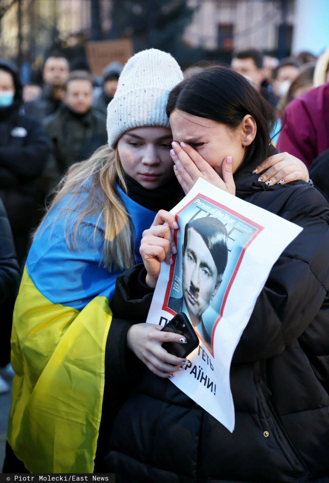 Młoda dziewczyna z niebiesko-żółtą flagą Ukrainy na ramionach