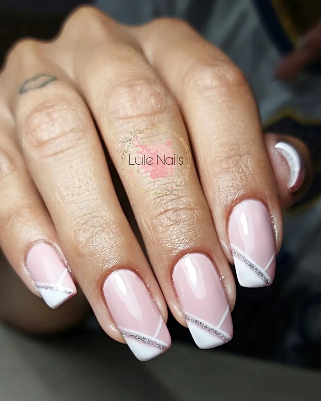 dłonie przedstawiające french-nails