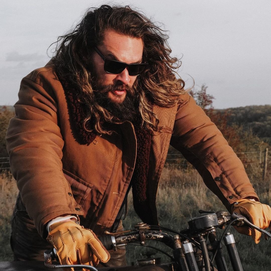 jason-momoa w brązowej kurtce