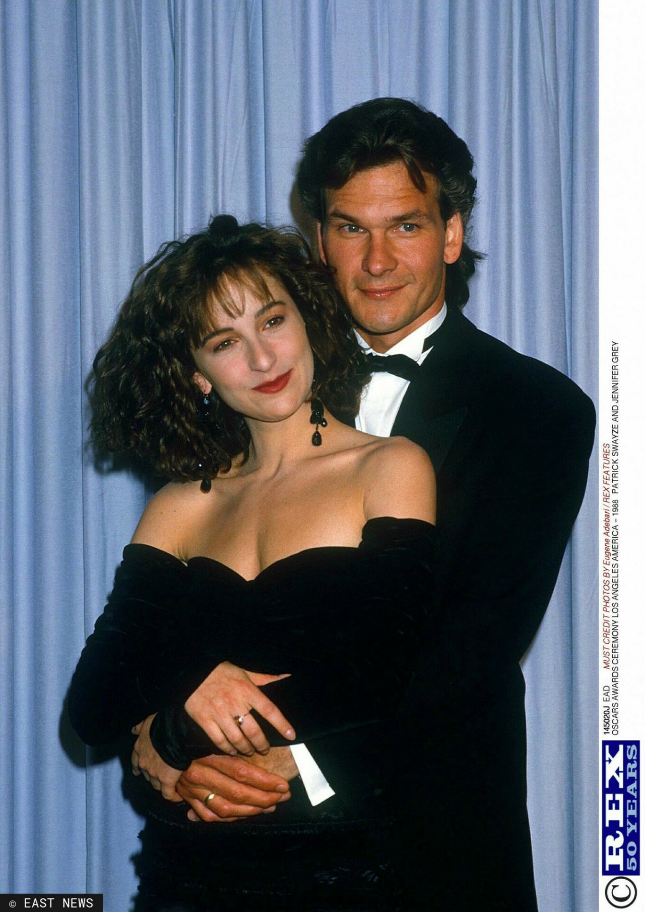 Jennifer Grey w czarnej sukni przytula się do Patricka Swayze