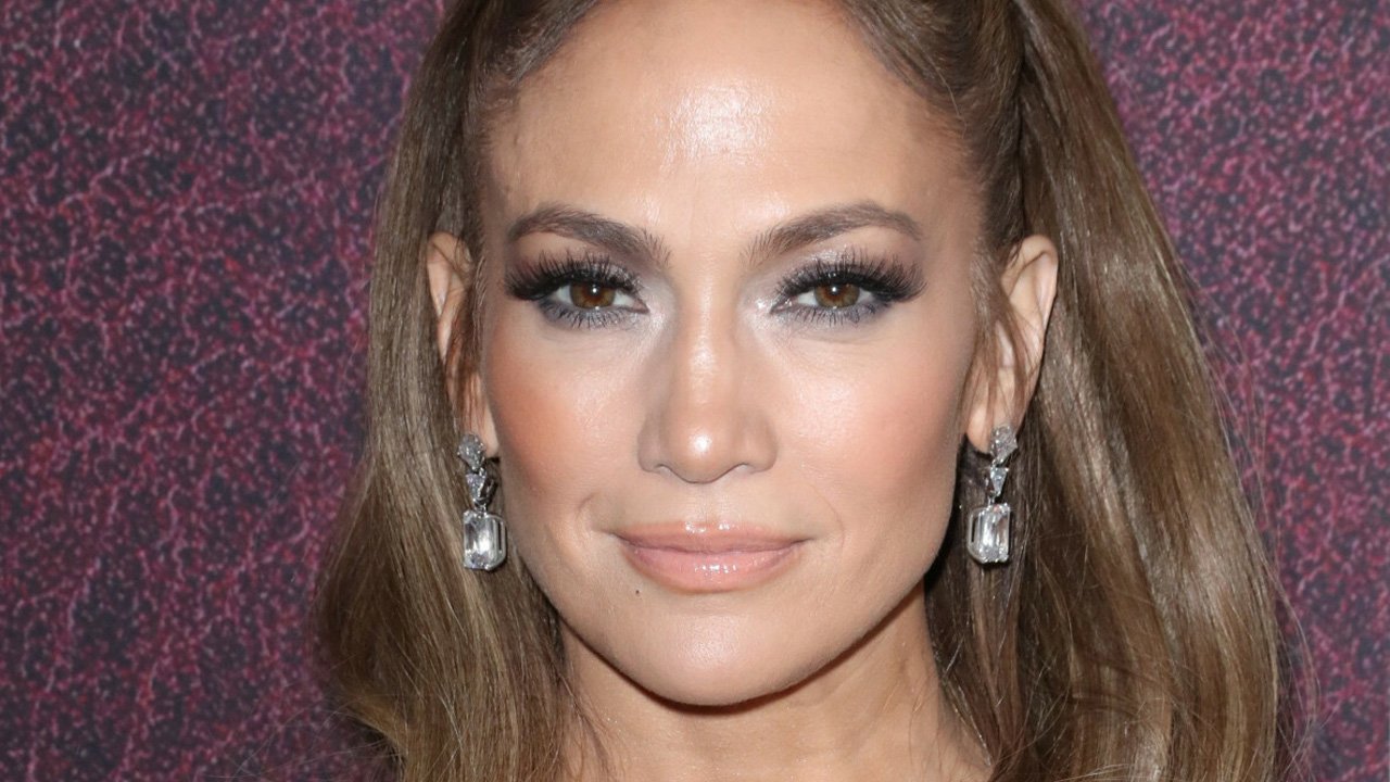 52-letnia Jennifer Lopez zadaje szyku w obłędnej sukience! "Wow, co za figura! Nic się nie starzejesz" - ktoś pisze