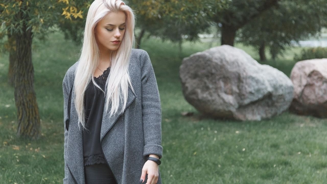 Szary kardigan dla blondynki
