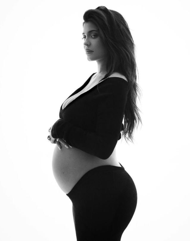 Czarno białe zdjęcie Kylie Jenner w ciąży