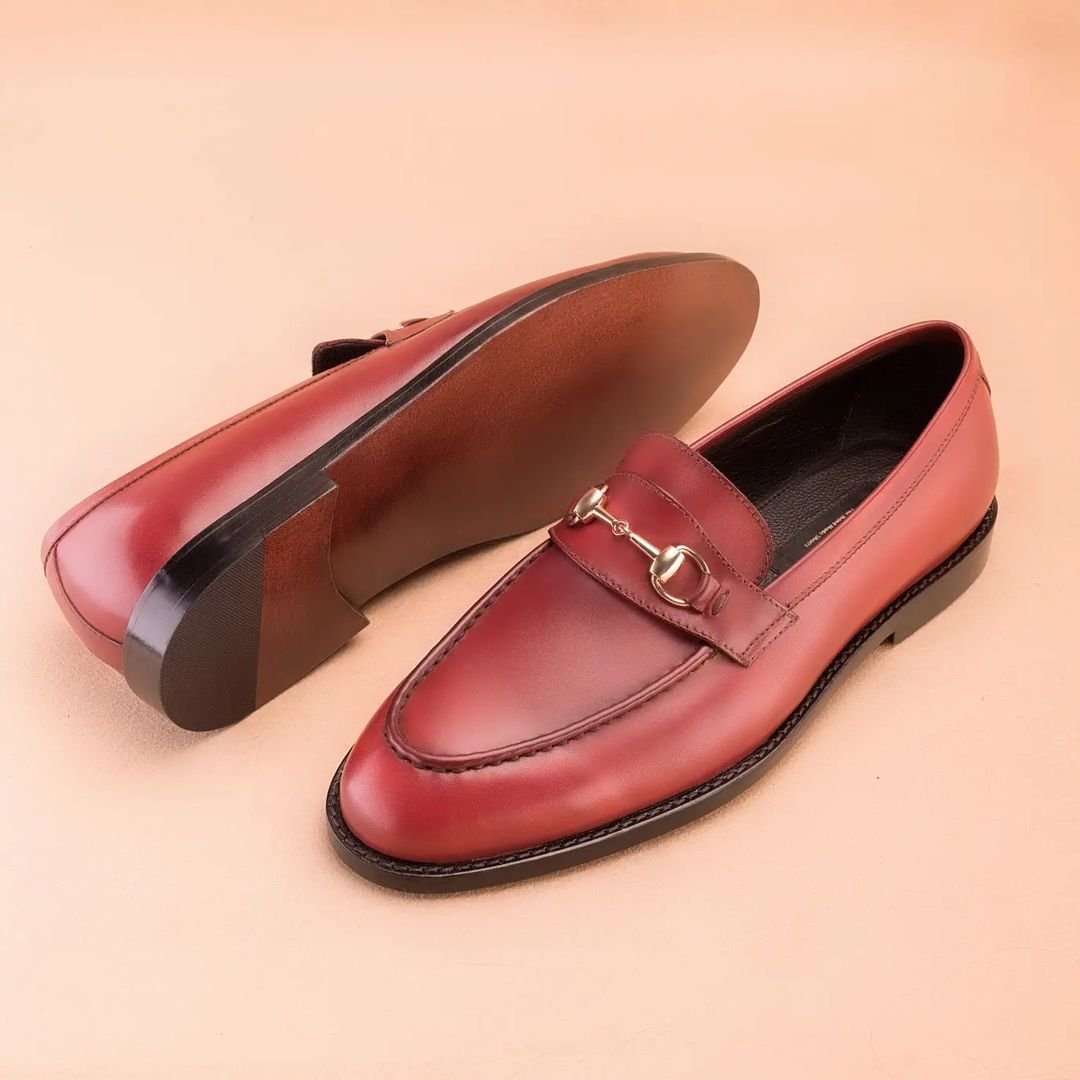 czerwone loafersy-buty na jasnym tle
