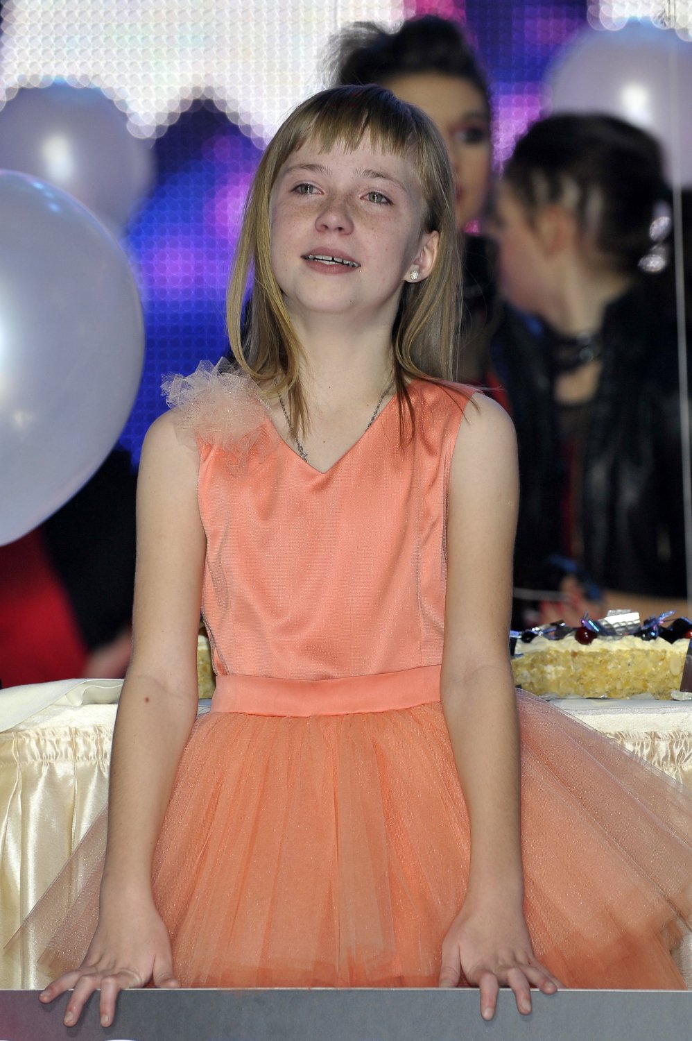 12-letnia Magda Welc w pomarańczowej sukience płacze po wygranej w "Mam talent"