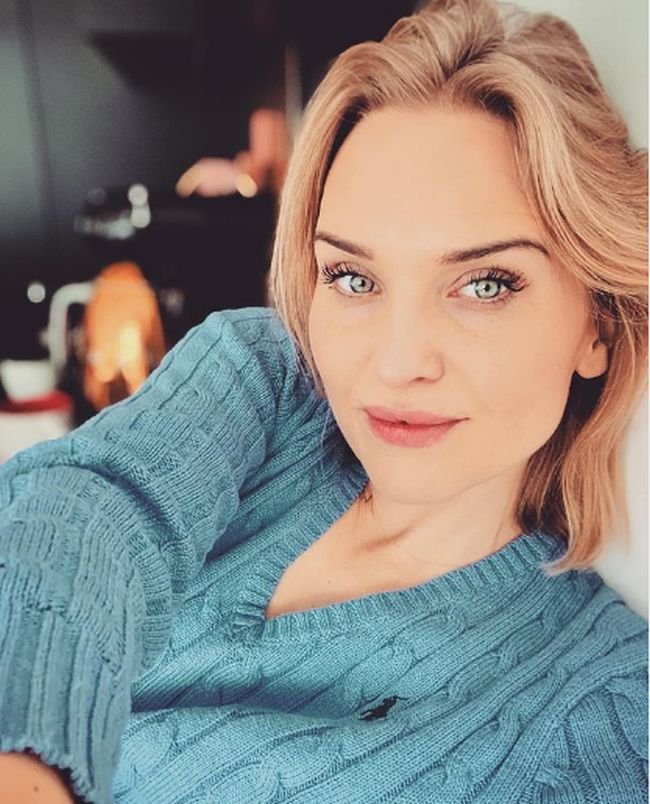 Magdalena Chorzewska w niebieskim swetrze