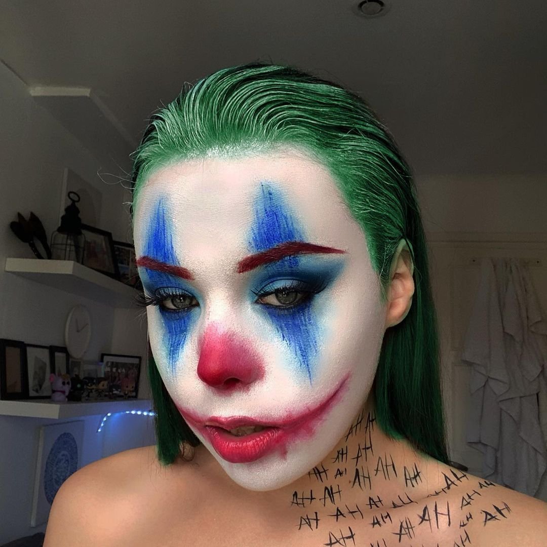 dziewczyna prezentująca makijaż typu joker