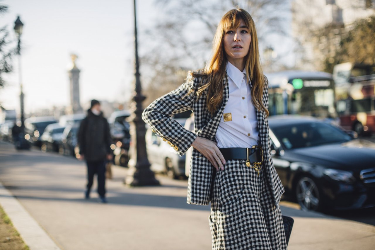 Makijaż w stylu francuskim, modelka na ulicy w Paryżu