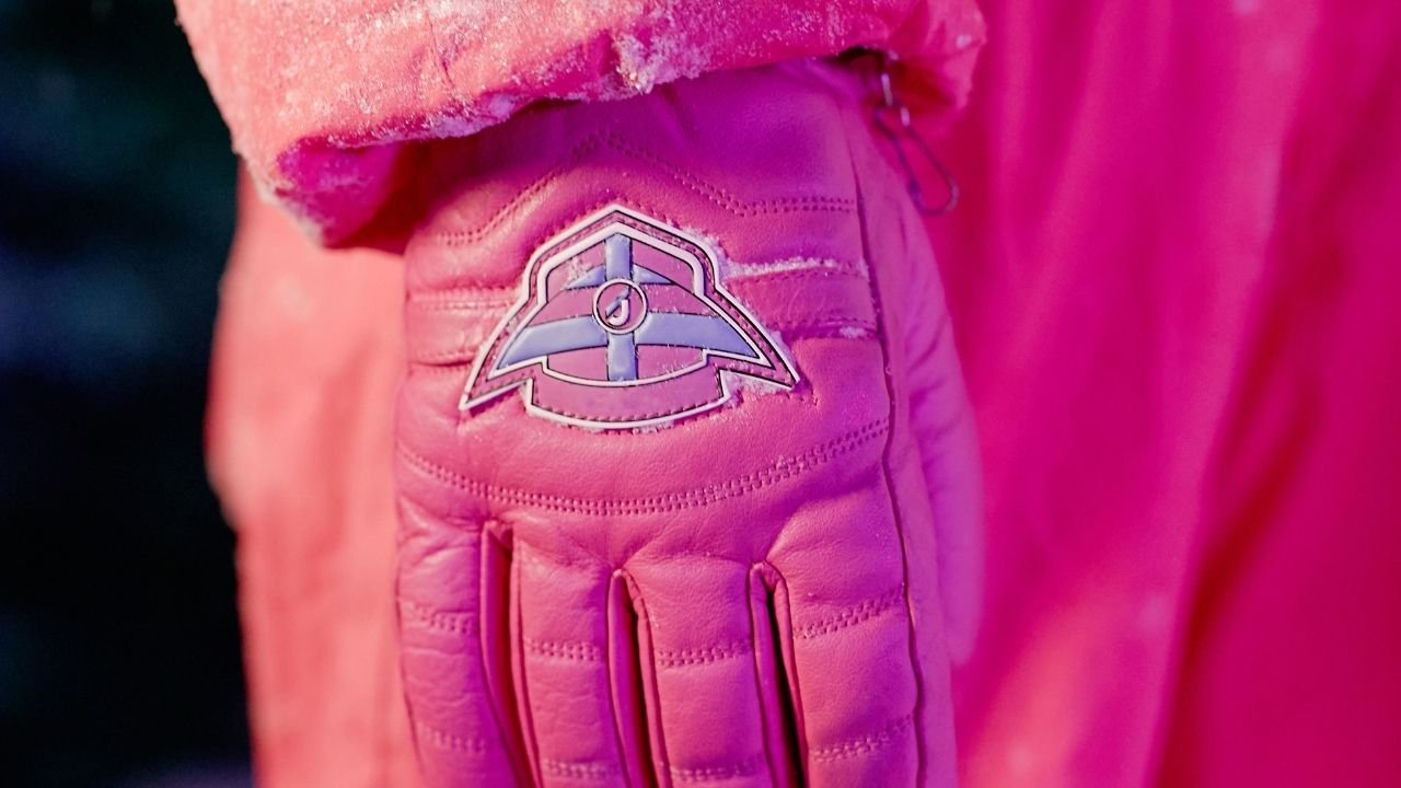 Modna rękwaiczka w stylu apres-ski w jaskrawym różowym kolorze
