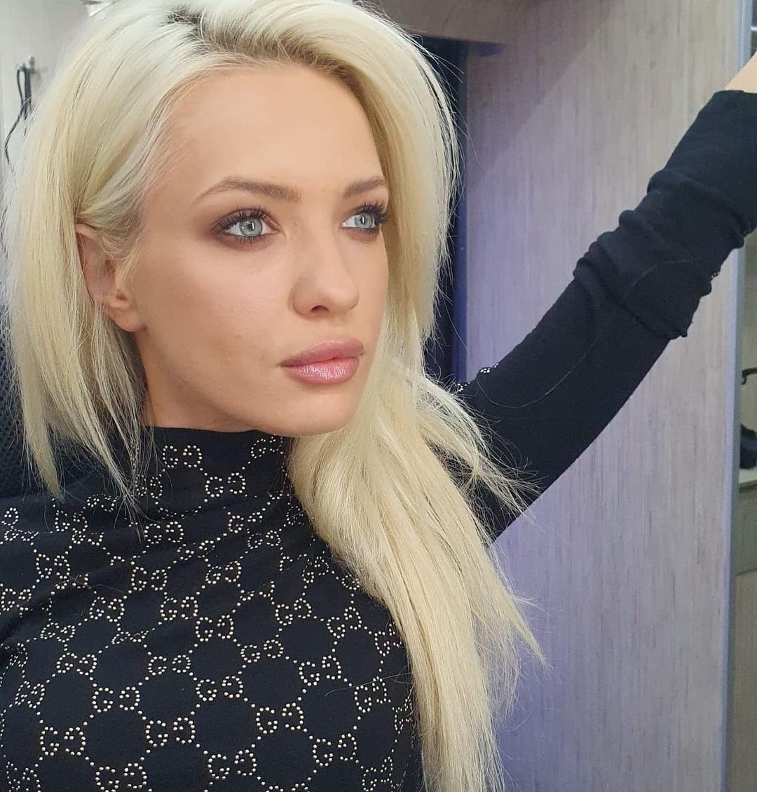 Paulina Gałązka w platynowym blondzie i długich, prostych włosach