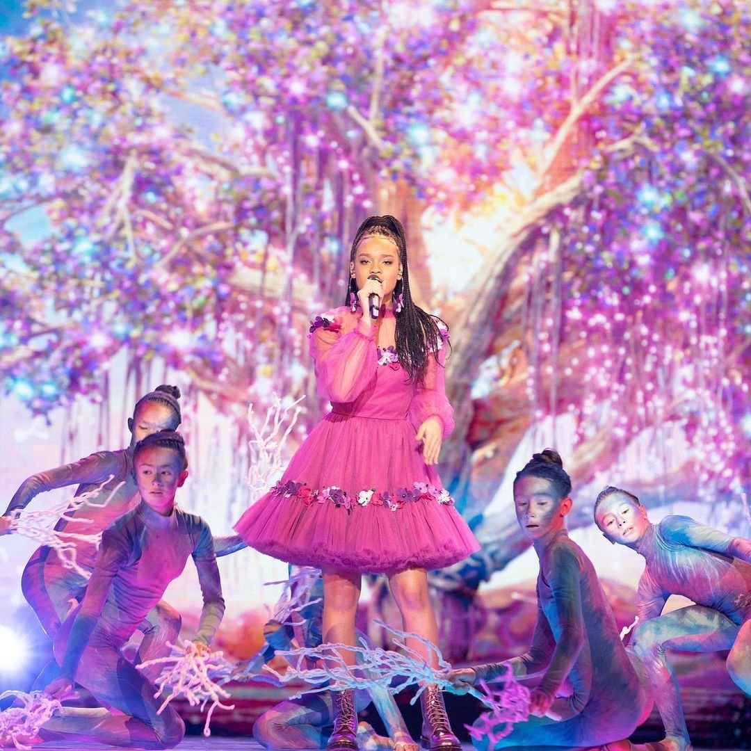 Sara Egwu-James zaśpiewała na Eurowizji Junior w różowej sukience