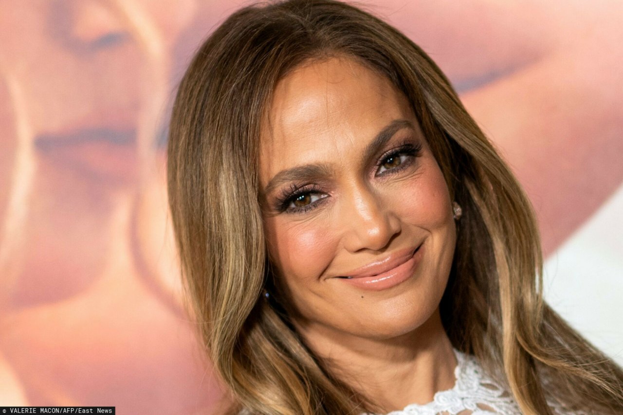 Jennifer Lopez w rozpuszczonych włosach