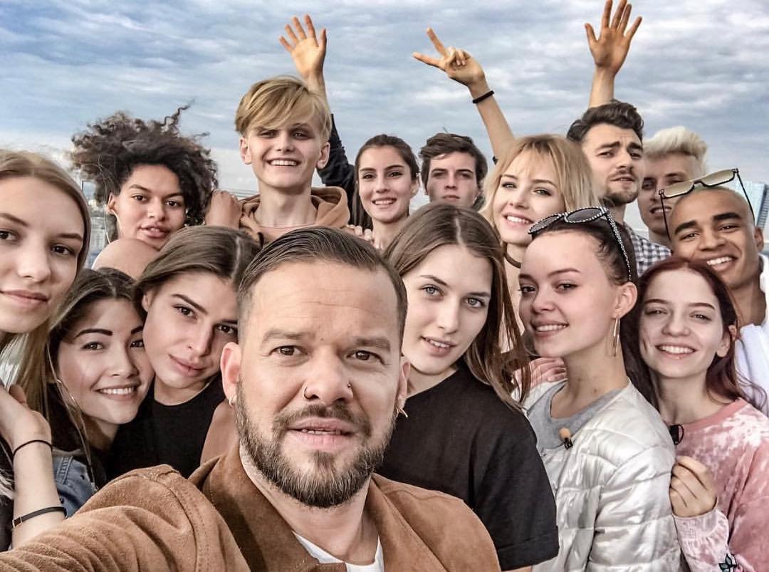 Michał Piróg z uczestnikami Top model