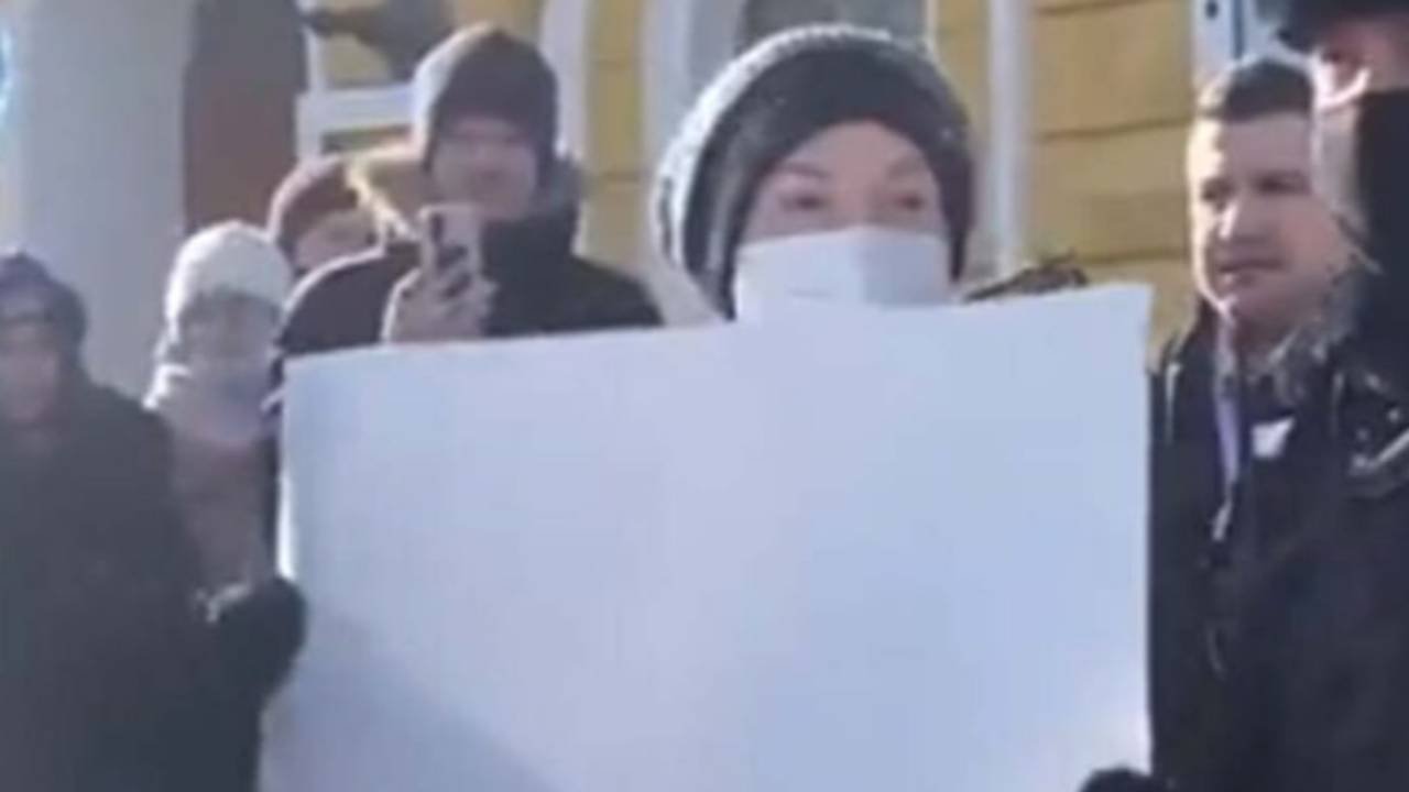 Rosjanka została aresztowana za... trzymanie białej kartki! "Witamy w Rosji"