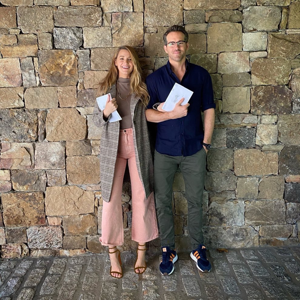 Blake Lively w różowym spodniach i Ryan Reynolds