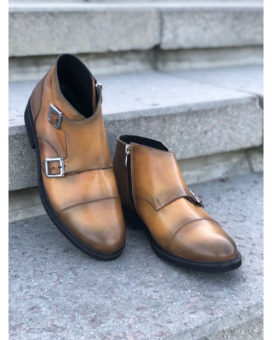 brązowe buty-monki na schodach
