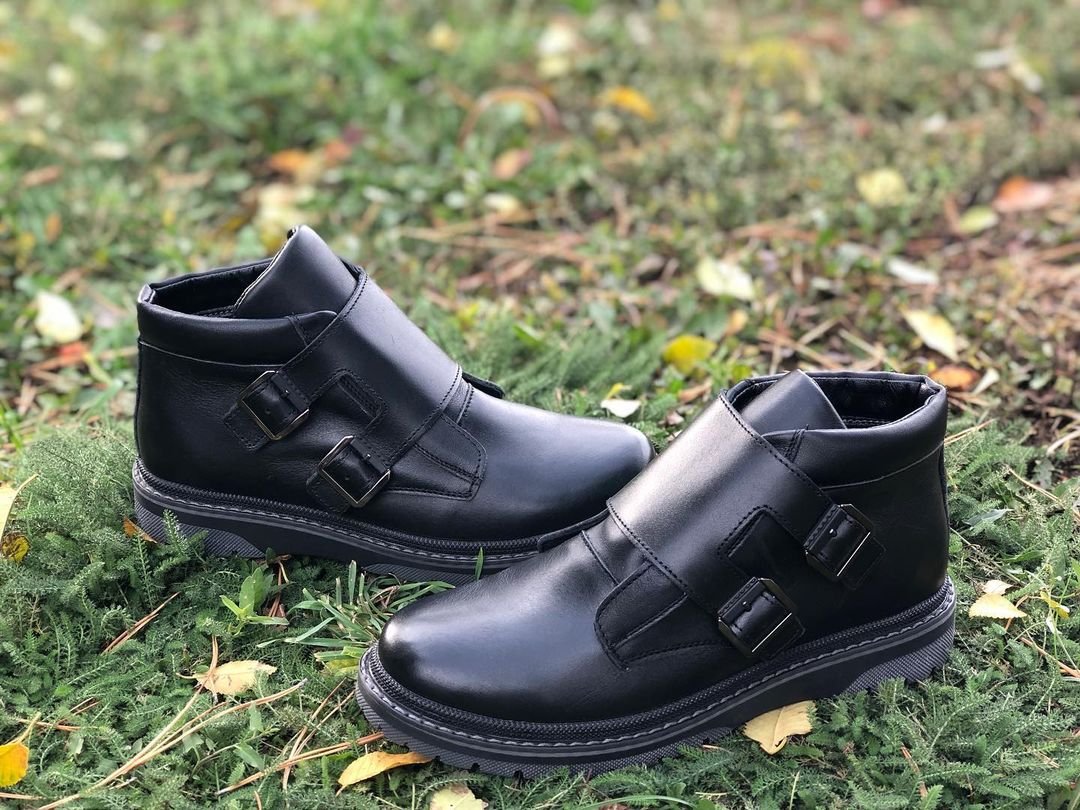 czarne buty-monki na trawie
