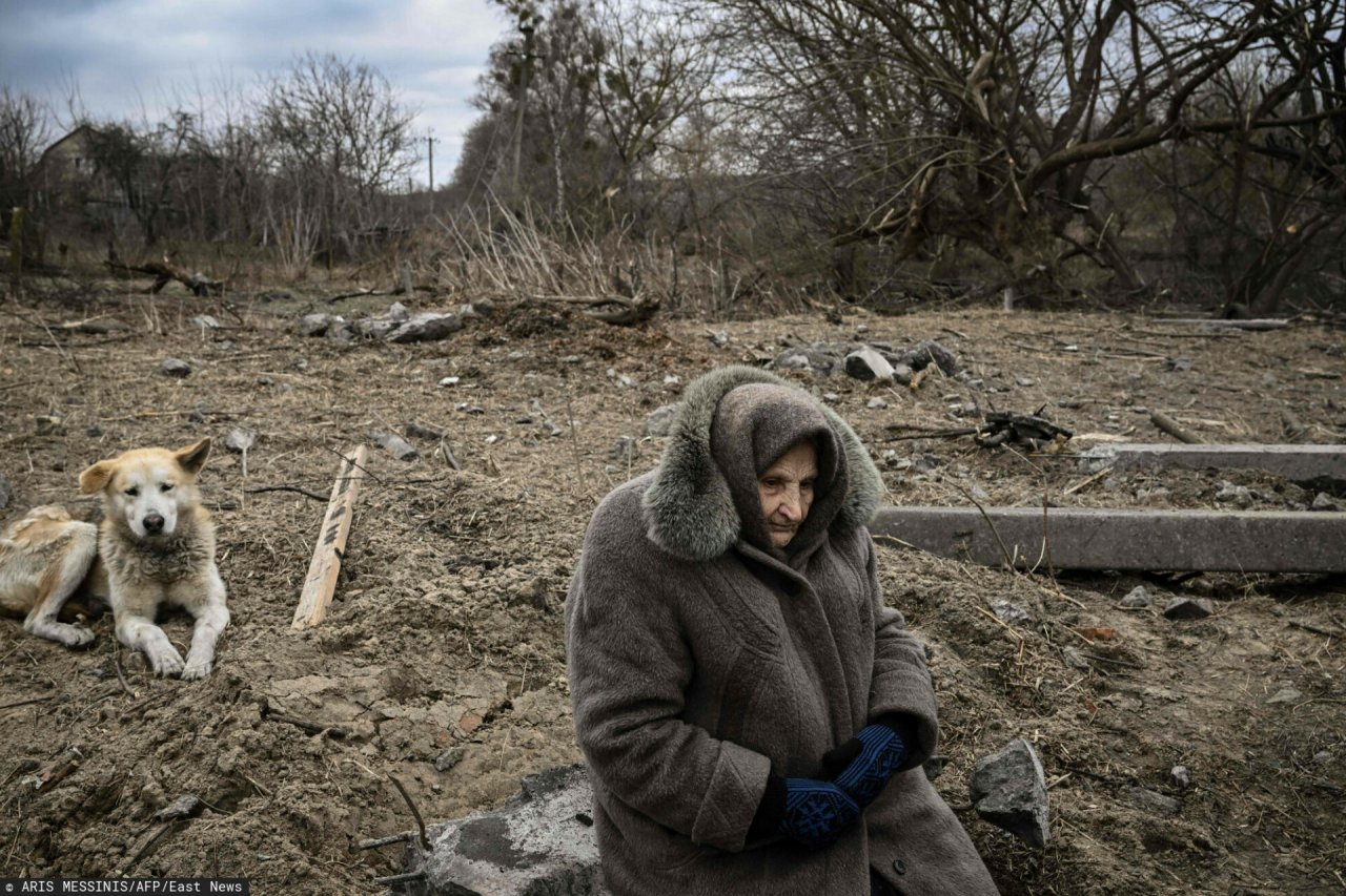 starsza kobieta podczas wojny w Ukrainie