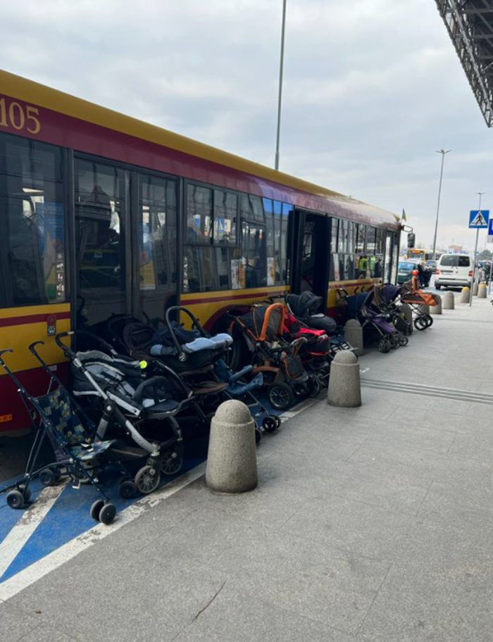 wózki stojące przy autobusie w Warszawie 