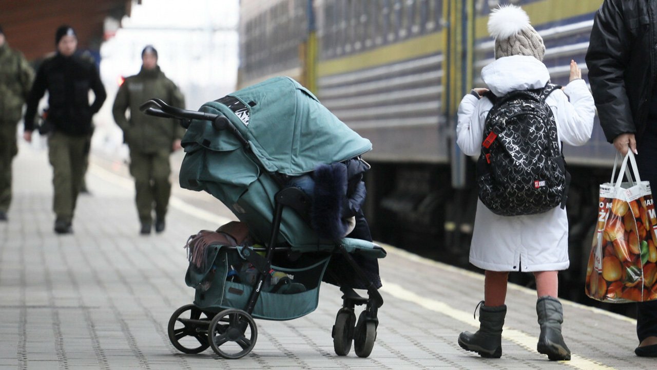 Polskie matki w geście solidarności z Ukrainkami przekazują im dziecięce wózki...
