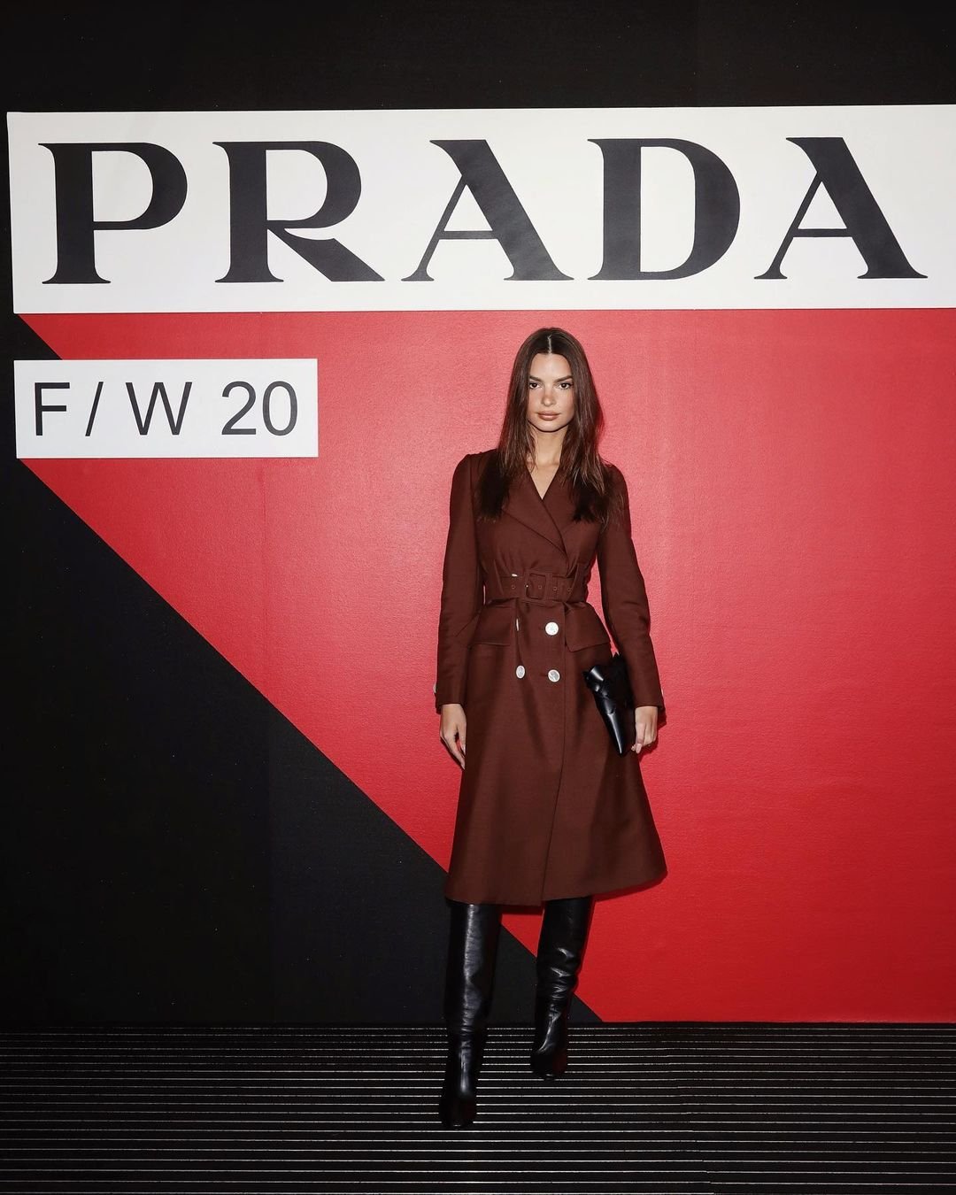 Emily Ratajkowski pozuje na potrzeby domu mody Prada