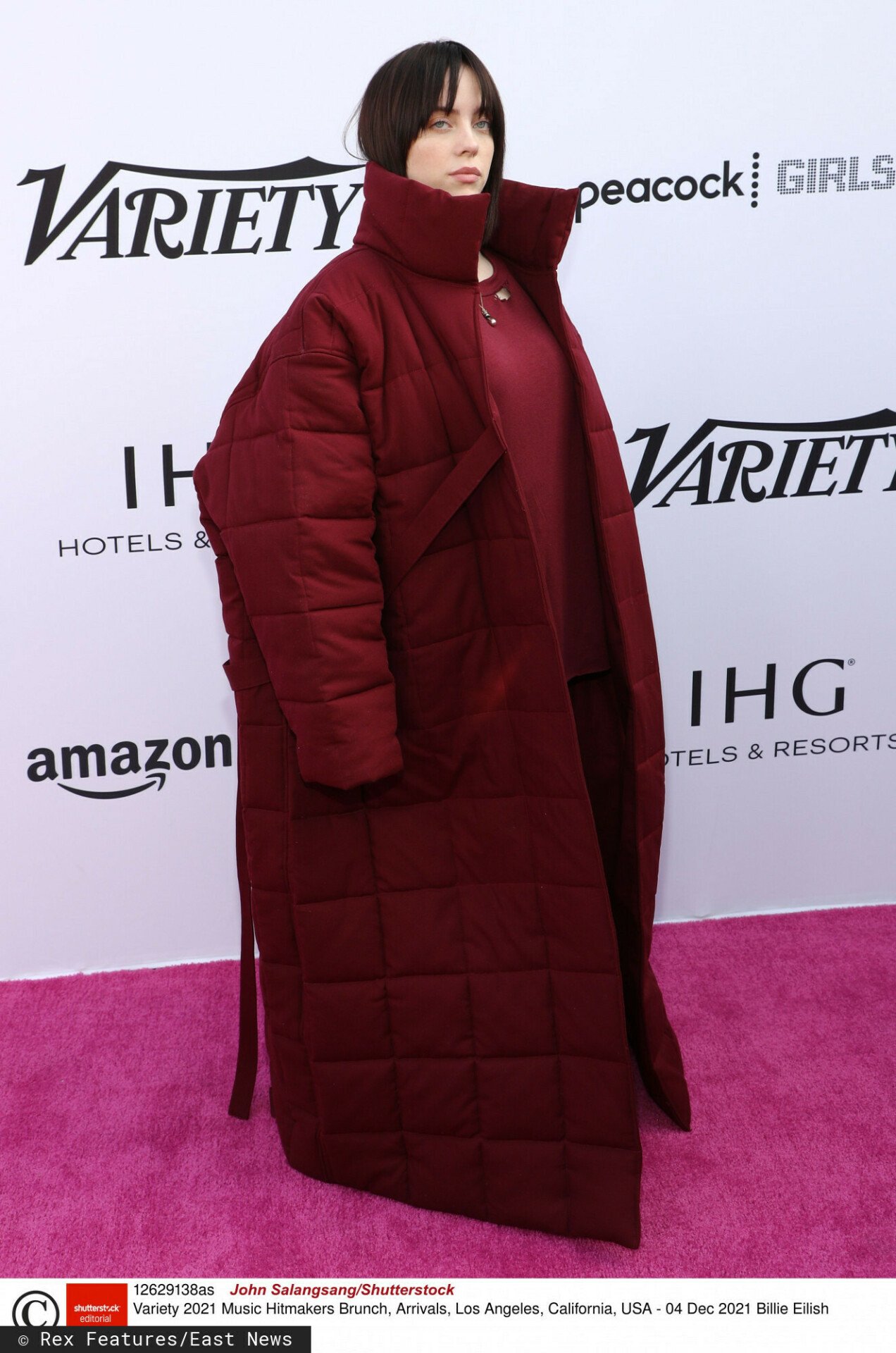 Billie Eilish w ogromnej bordowej kurtce