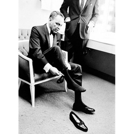 Frank Sinatra zakładający eskarpiny