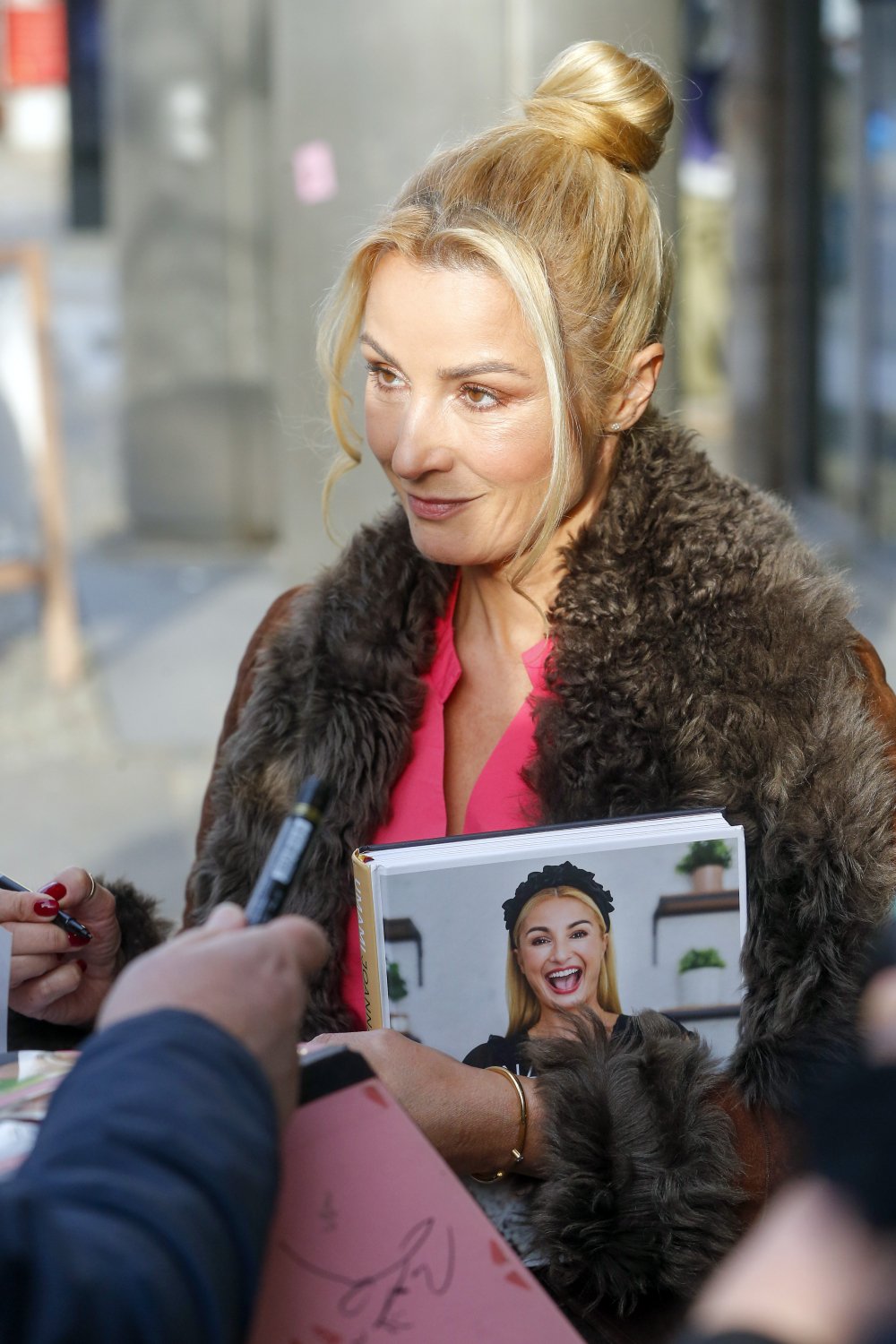 Joanna Brodzik w spiętych włosach i kożuchu