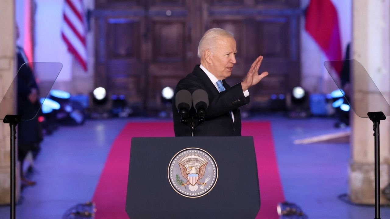 Joe Biden przemawiał w Warszawie! W tle remont Pałacu Prezydenckiego i "elegancka" narzuta! Są memy!