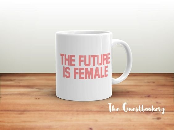 kubek z napisem "the future is female"
