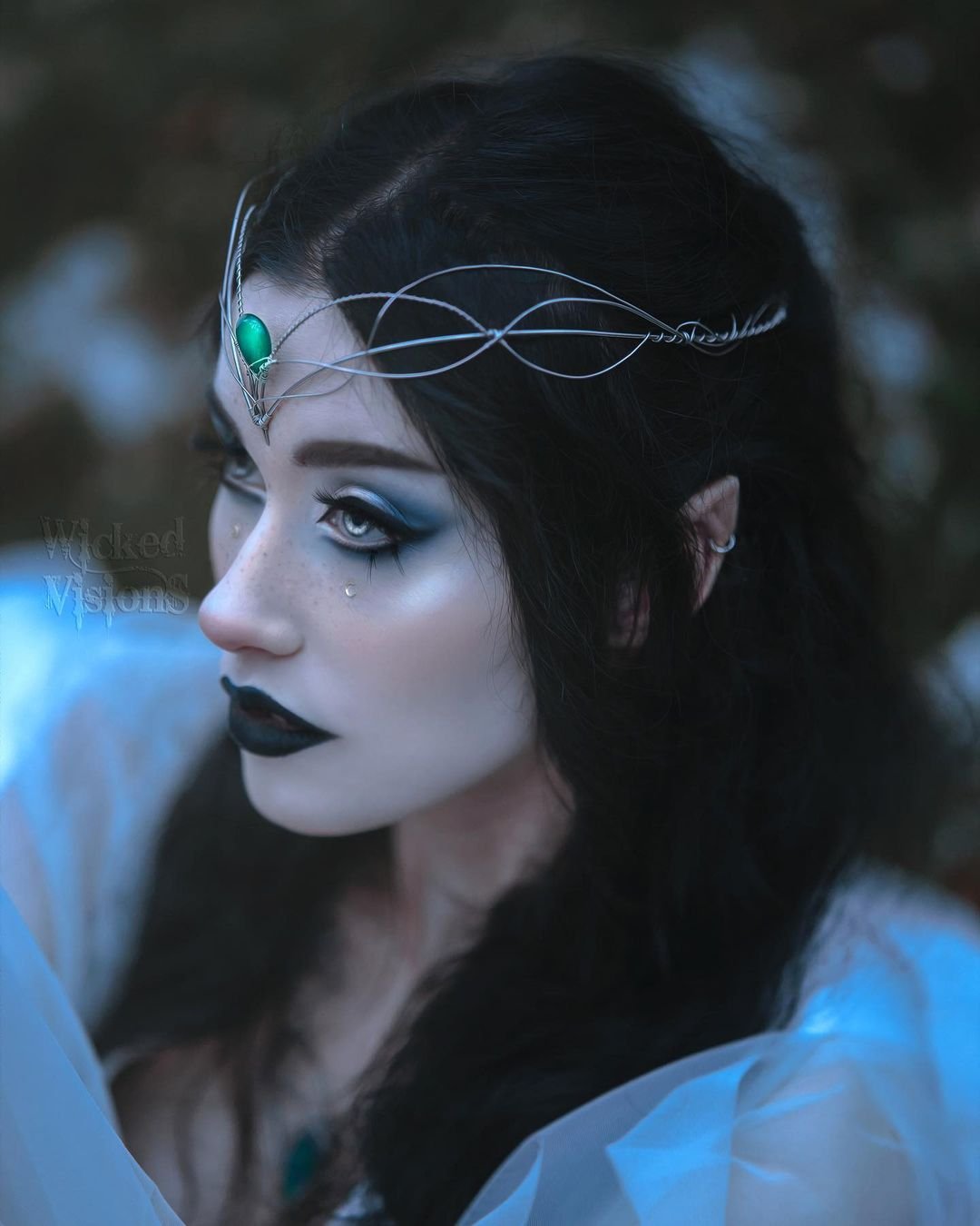 kobieta prezentująca makijaz-elfa