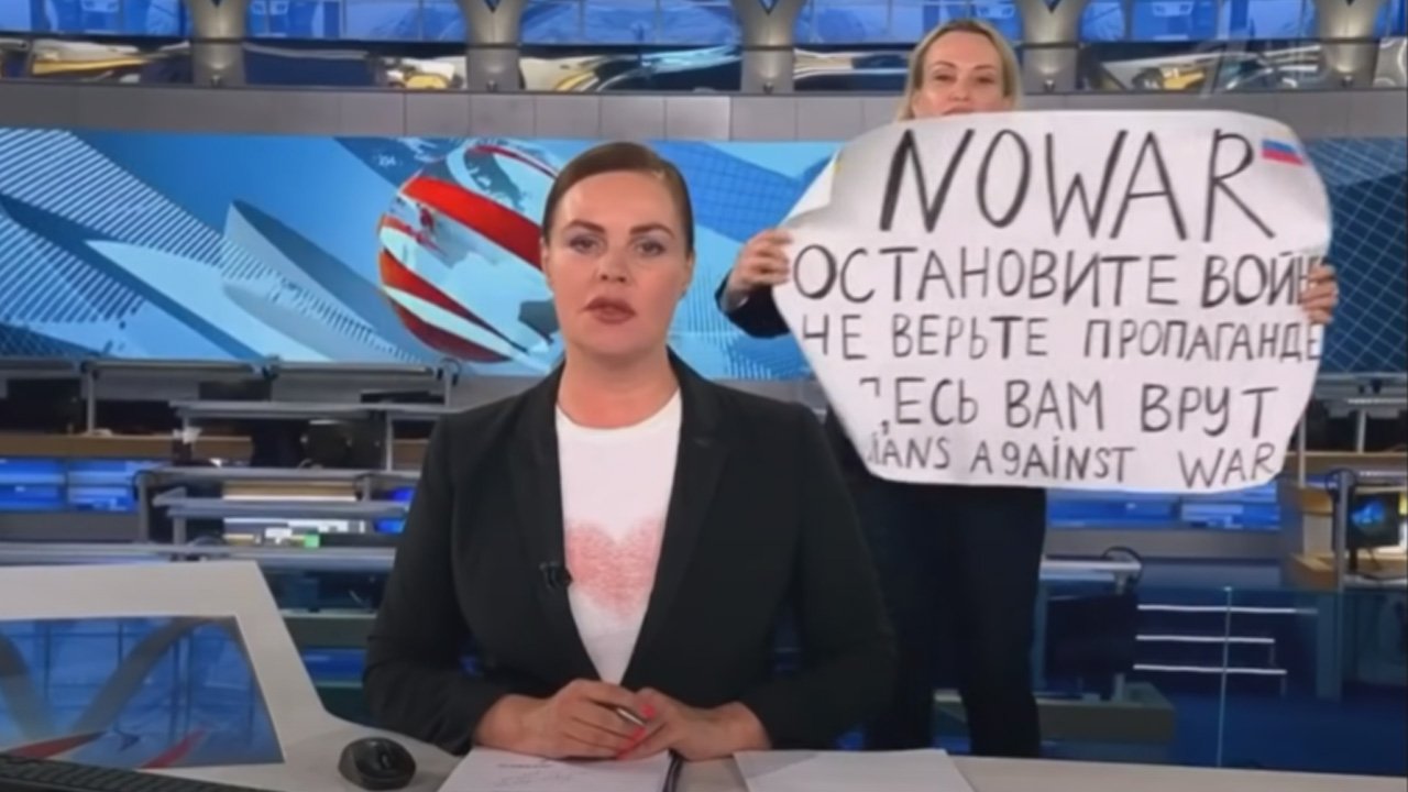 Rosyjska dziennikarka zabiera głos w sprawie swojego protestu w tv. Dostała karę za swoje zachowanie...