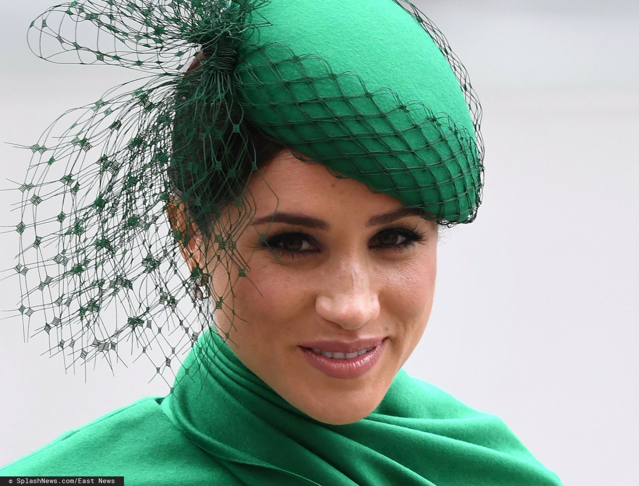 Meghan Markle cała w zieleni pozuje do zdjęć