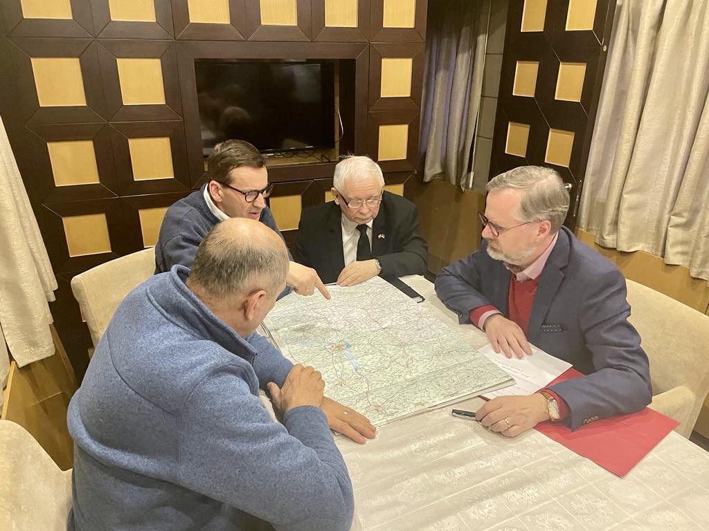 Morawiecki, Kaczyński przy stole w Kijowie