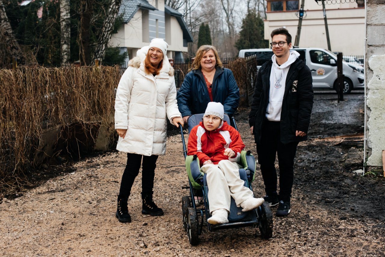 Niepełnosprawna Marysia nie miała w domu godnych warunków do życia. Ekipa "Nasz nowy dom" dokonała cudu