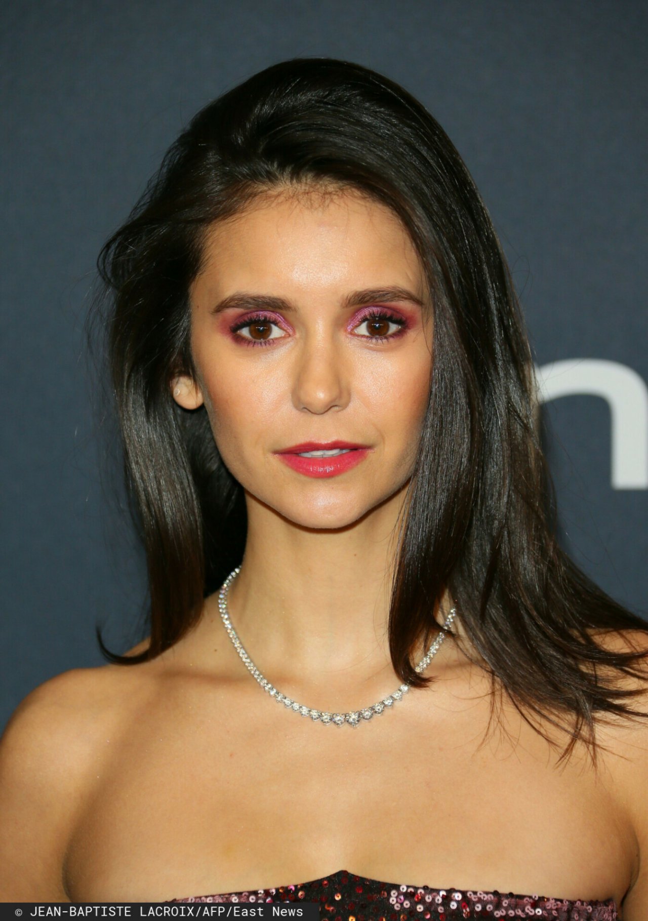 Nina Dobrev z różowymi cieniami na powiekach podczas Złotych Globów 2020